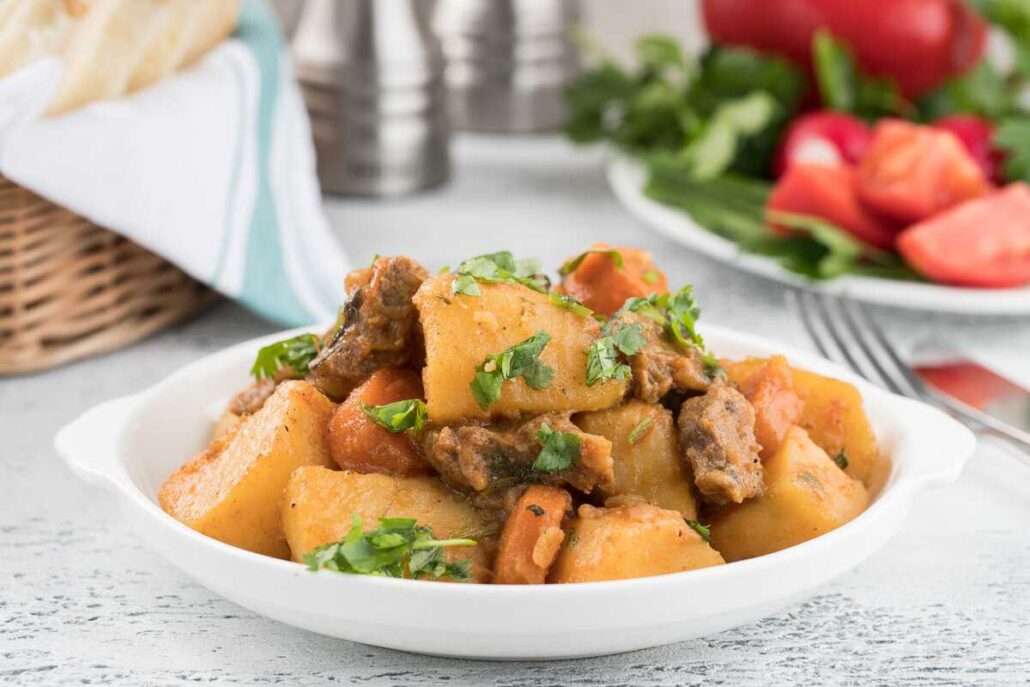 Тушеная картошка c мясом в мультиварке