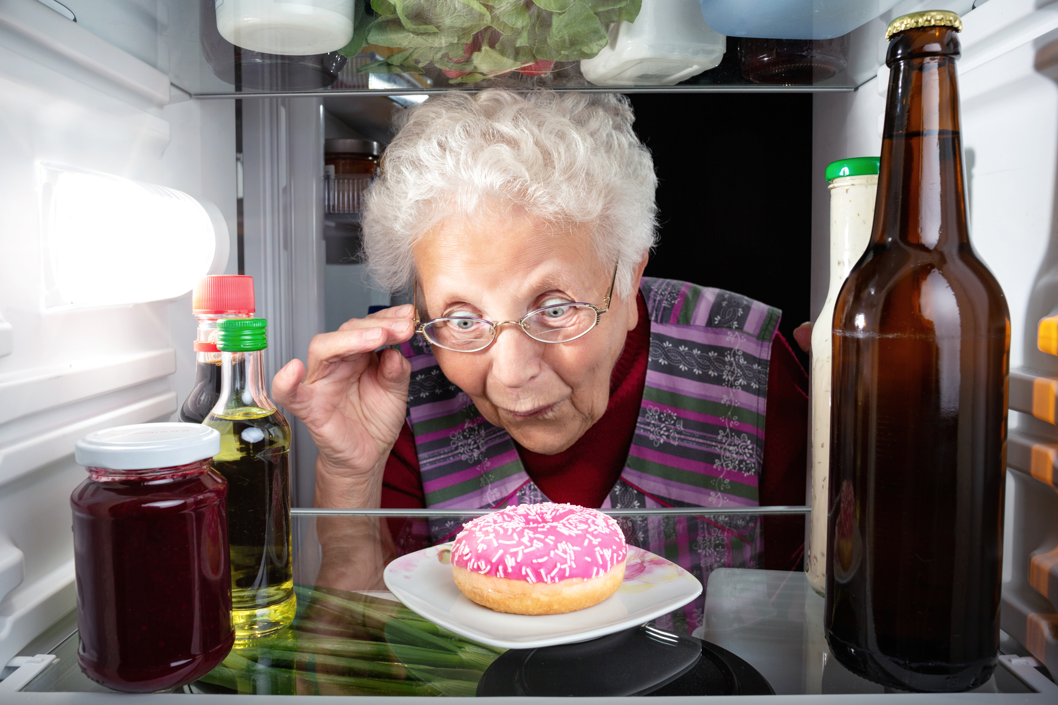 Бабушка фут. Бабулечка в холодильнике. Бабки еда. Бабушка в холодильнике. Бабка на холодильнике.