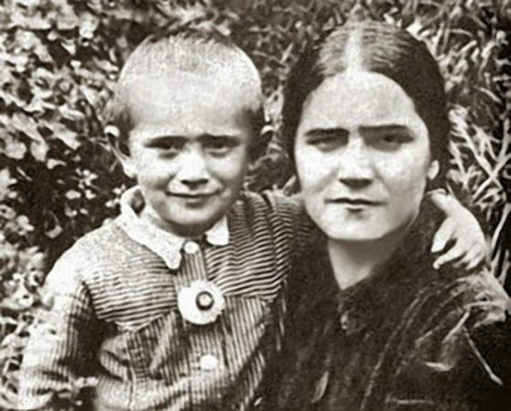 Армен Джигарханян с матерью