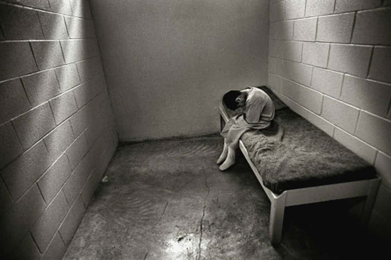 Ребенок в одиночке за решеткой, тюрьмы, фото