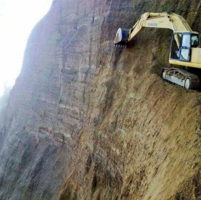 Добыча ископаемых на горном участке - это опасная работа.