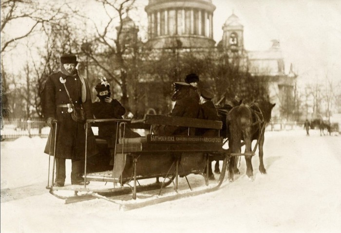 Сани у Александровского сада. Санкт-Петербург, 1914 год. 
