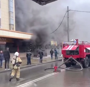 В Анапе загорелось здание возле рынка