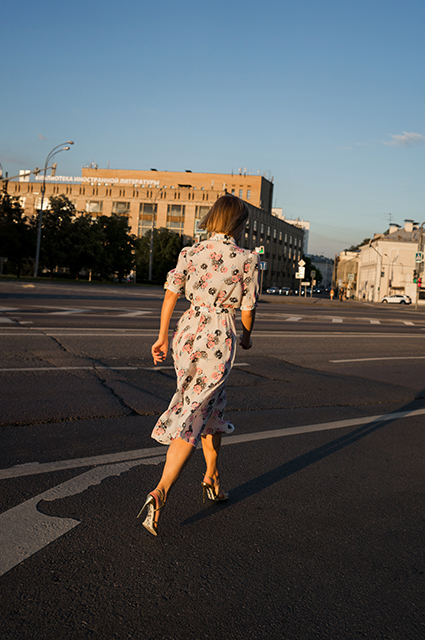 Экоткани и принты: выбираем в лукбуках летние платья для отдыха и городской жизни Лукбук
