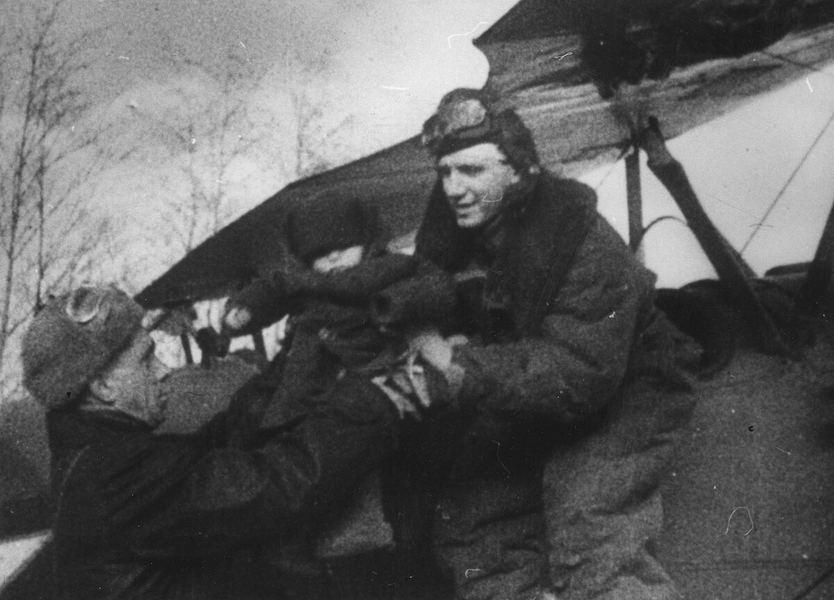 кадр военной кинохроники, запечатлевший Александра Мамкина в партизанском отряде в момент погрузки в самолёт  воспитанников Полоцкого детского дома 