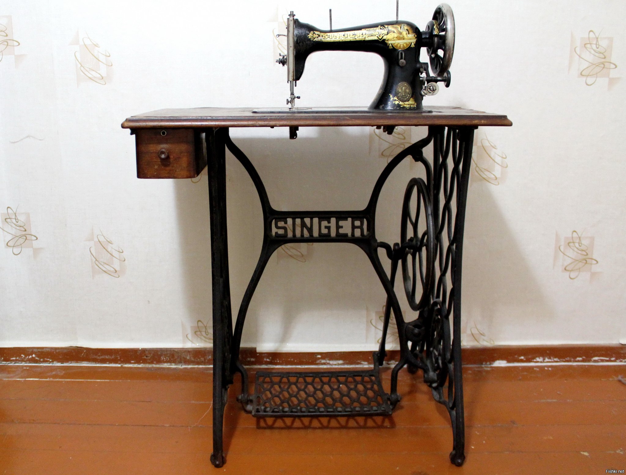 Купить ножную машинку зингер. Швейная машинка (Zinger super 2001). Швейная машинка Зингер 1950 г. Zinger швейная машинка ножная. Машинка Зингер 2 швейная.