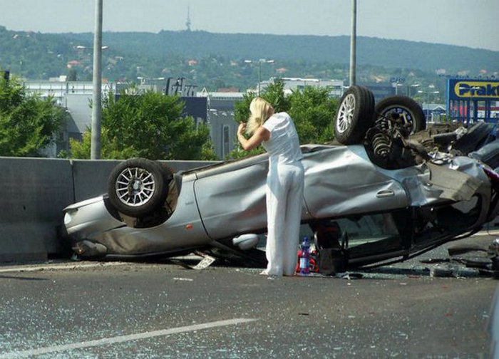 17 девушек, чьи отношения с автомобилями явно не заладились 