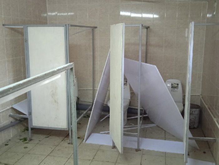 В Скопине неизвестные разгромили туалет стадиона