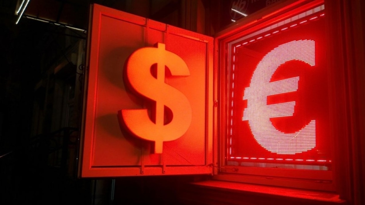 Курс доллара опустился на Мосбирже до 73,54 рубля