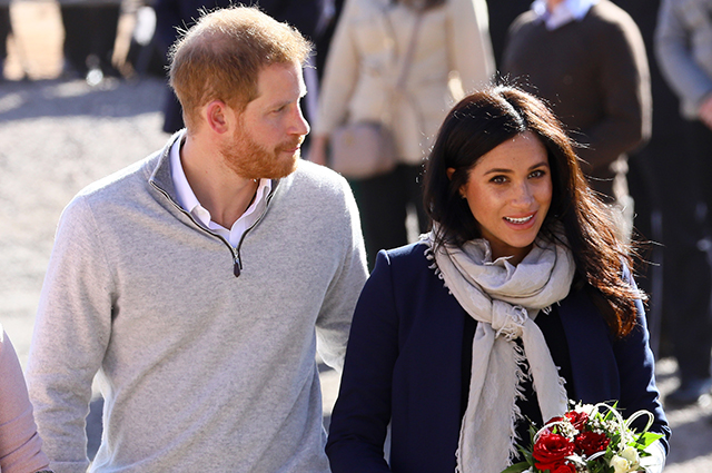Дворовый футбол и тату хной: принц Гарри и Меган Маркл посетили женский пансион в Марокко Дворовый футбол и тату хной: принц Гарри и Меган Маркл посетили женский пансион в Марокко Монархии