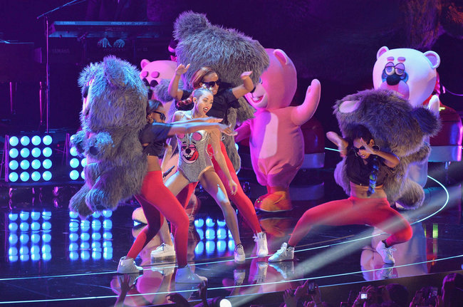 «MTV Video Music Awards 2013» в Бруклине: скандальное выступление Майли Сайрус: miley-cyrus-pictures-hot-vma-2013-mtv-performance--26_Starbeat.ru
