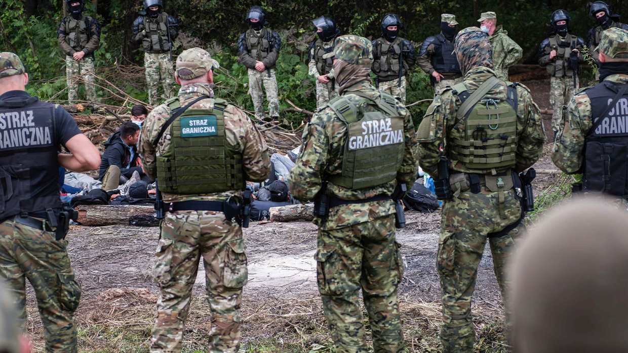 Политолог Миронов предупредил о готовящихся избиениях беженцев польскими силовиками Политолог Миронов предупредил о готовящихся избиениях беженцев польскими силовиками Политика