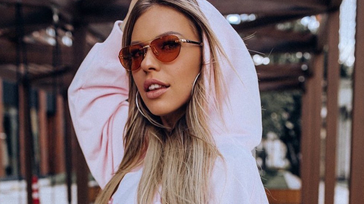 «Мамство сексу не помеха»: Дакота попросила фанатов помочь в выборе фото для MAXIM