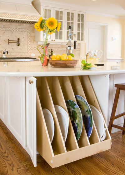 Мастеровой Кухня by Kitchens by Meyer Inc.