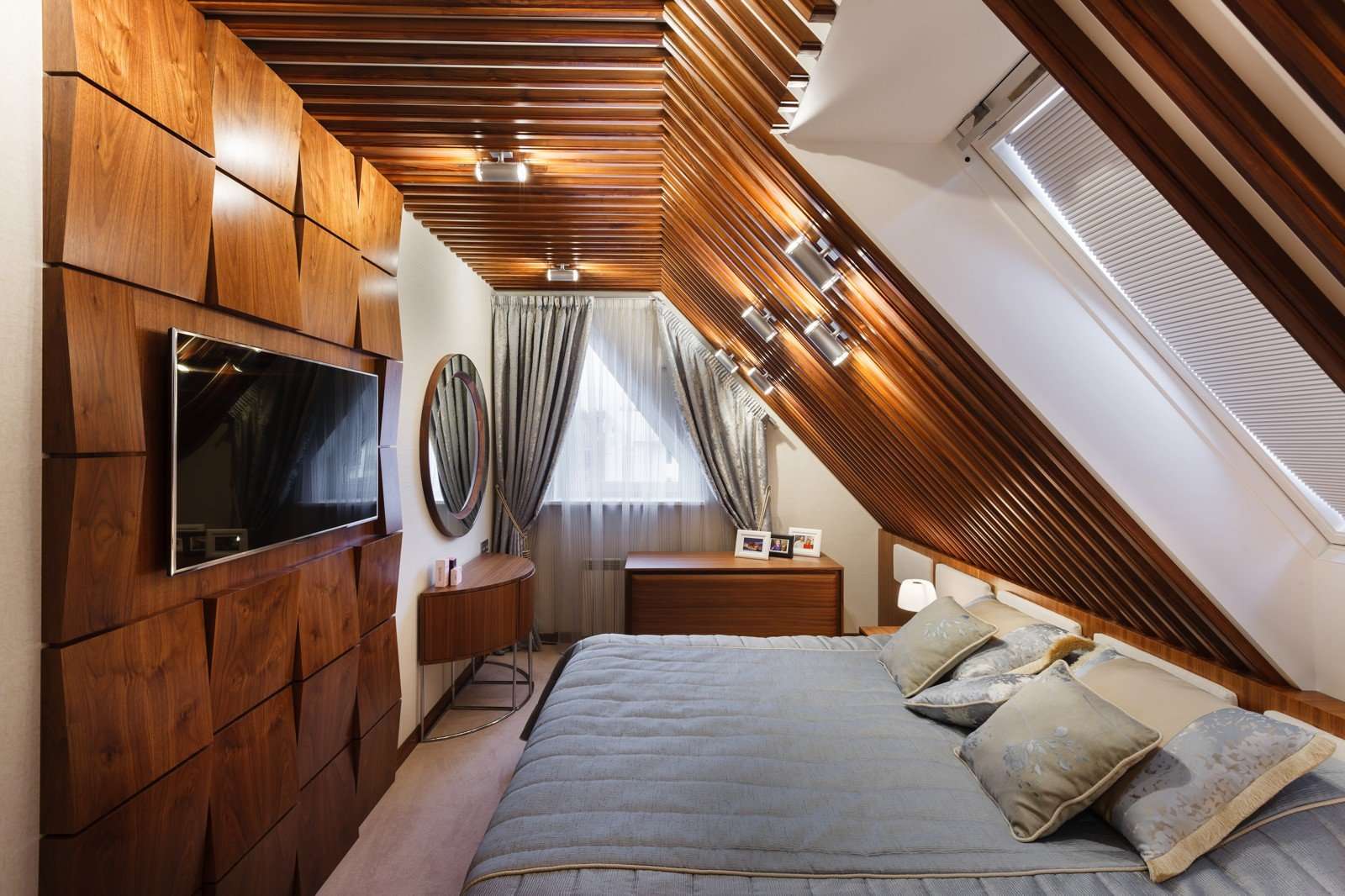 Односкатная мансарда. Спальня на мансарде. Деревянная мансарда интерьер. Спальня в деревянной мансарде. Спальня на мансардном этаже.