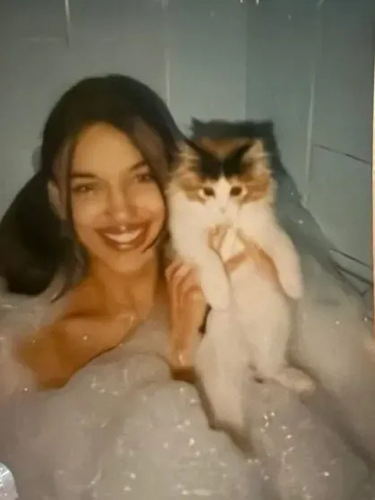 Мода нулевых и советский интерьер: Ирина Шейк поделилась своими подростковыми фото из России ШейкИрина, Ирина, сестройИрина, Челябинской, сестрой, начала, городе, Еманжелинске, Vogue, БразилияИрина, D&039AlbaИрина, ШейкШейк, живёт, НьюЙорке, вместе, восьмилетней, дочерью, которую, родила, BazaarИрина