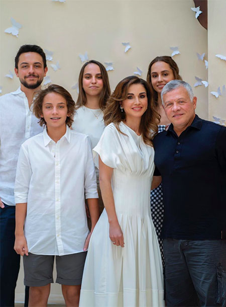 Королева Рания опубликовала редкое фото с мужем и детьми в честь своего 50-летия Королева Рания опубликовала редкое фото с мужем и детьми в честь своего 50-летия Монархи,Новости монархов