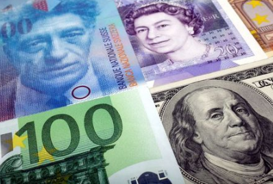 FILE PHOTO: A picture illustration of U.S. dollar, Swiss Franc, British pound and Euro bank notes, taken in Warsaw January 26, 2011. REUTERS/Kacper Pempel/File Photo