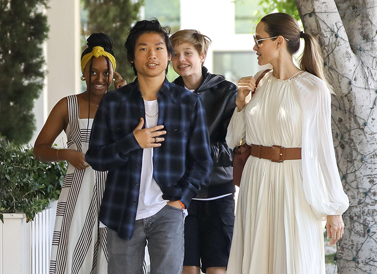 Такие разные: Анджелина Джоли с детьми на прогулке в Беверли-Хиллз