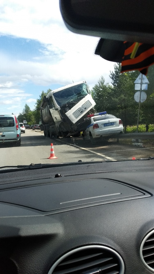 В Ленобласти автомобиль ГИБДД оказался под колесами грузовика. Цитата группы «ДТП и ЧП | Санкт-Петербург»