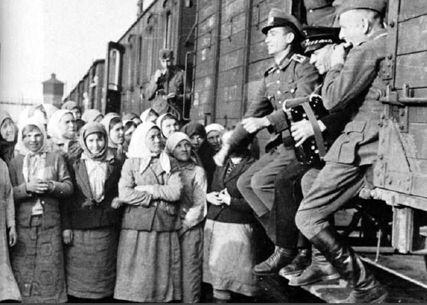Немецкие солдаты дают концерт на вокзале для жительниц Минска, Беларусь, 1943 год. интересно, история, фото