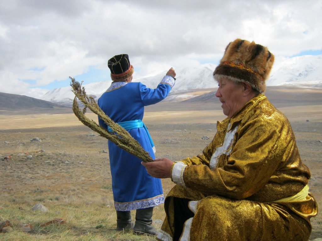 Белый заяц Апокалипсиса, живые автомобили и загробная жизнь как казарма: во что верят на Алтае шаман, может, человек, очень, могут, потому, например, шаманов, когда, много, чтобы, духов, этого, можно, шаманы, то есть, людей, будет, который, нужно