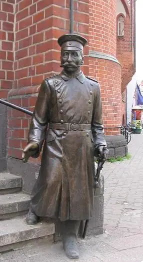 Памятник нашему герою рядом с ратушей, которую он ограбил