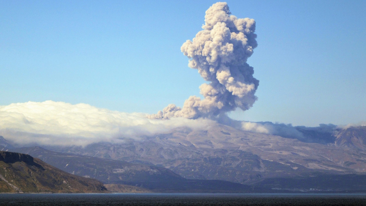 Курильский вулкан Эбеко выбросил трехкилометровый пепельный столб