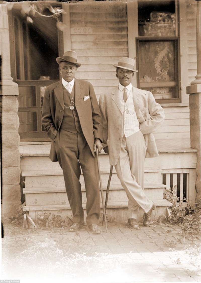 Мужчины у дома семьи Батчер  афроамериканец, история, прошлое, сегрегация, фотография