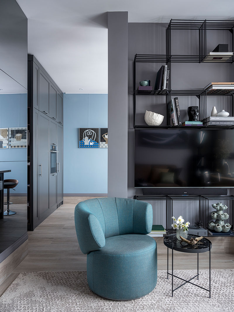 Глубокие оттенки и спрятанная спальня: необычная квартира студентки в Москве интерьер и дизайн