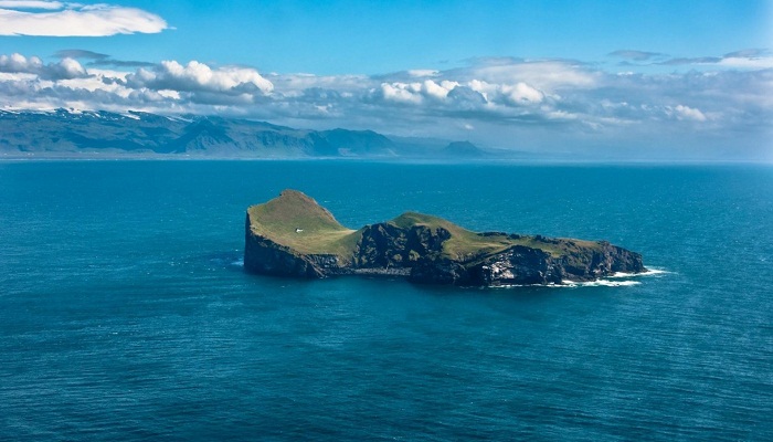 Добраться до одинокого острова Эдлидаэй не так-то просто (Vestmannaeyjar, Исландия). | Фото: facebook.com/ Nordic Travel.