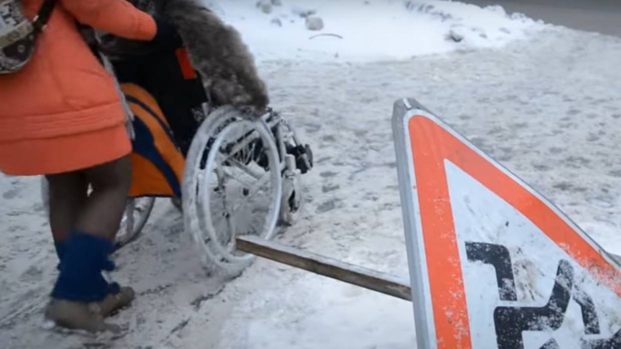 Дети-инвалиды не могут передвигаться по улице из-за нерасчищенных тротуаров в Петербурге