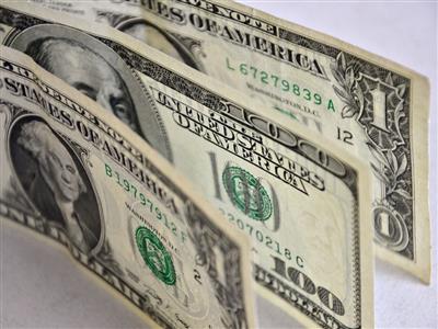 Доллар укрепляется на росте доходности гособлигаций США