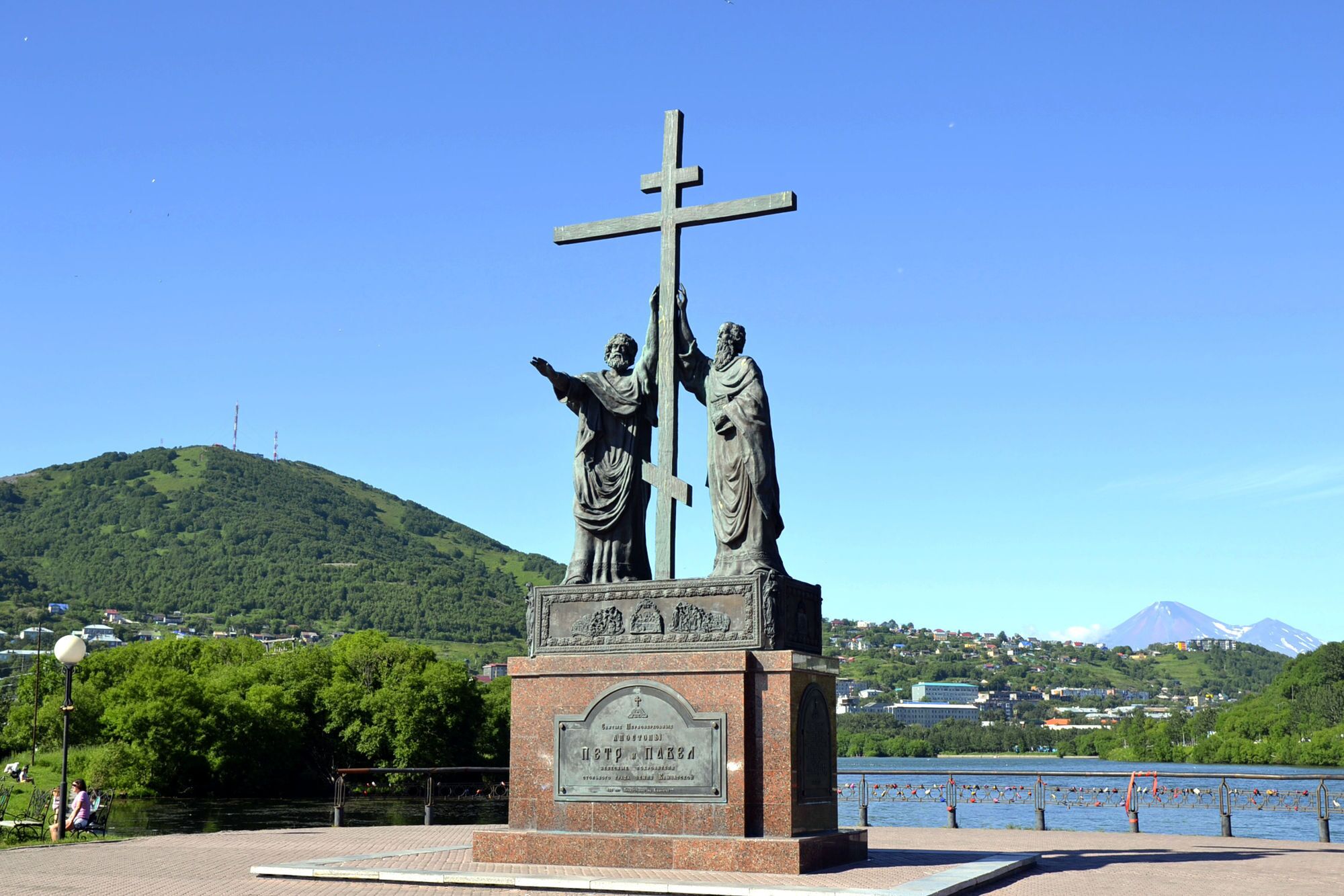 Петропавловск камчатский фото. Петропавловск-Камчатский Обелиск Петру и Павлу. Петропавловск-Камчатский достопримечательности города. Памятник Петру и Павлу в Петропавловске-Камчатском. Памятник Петру и Павлу Камчатка.