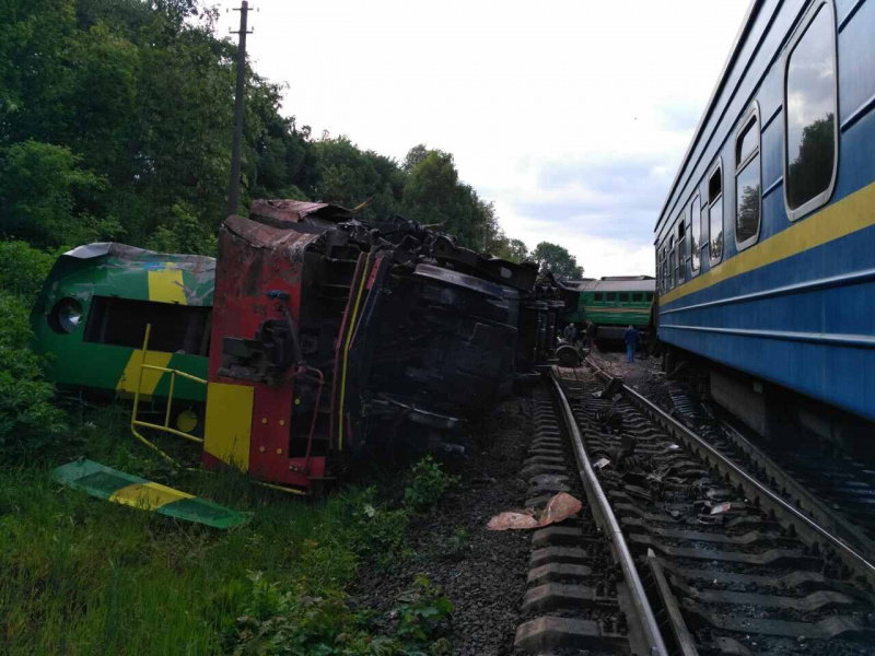 В Хмельницкой области столкнулись и перевернулись поезд со щебнем и поезд с людьми, есть жертвы