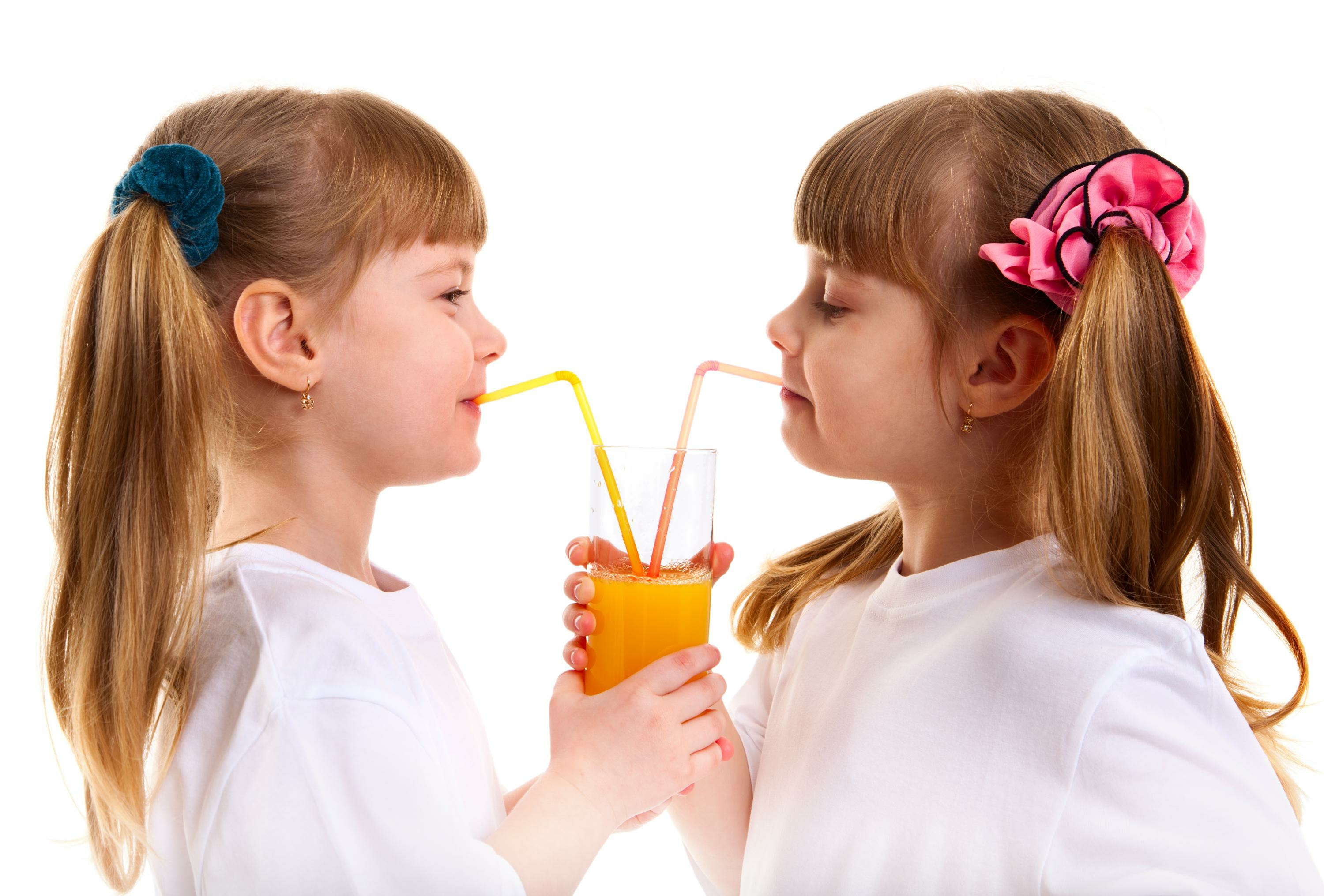 Пить сок через трубочку. Девочка пьет из трубочки. Девочка пьет сок. Сок из трубочки. Ребенок пьет девочка.