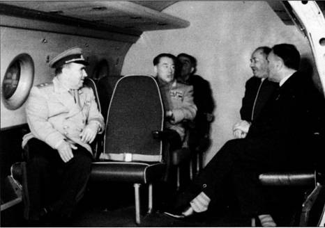 А.С. Яковлев и министр гражданской авиации Е.Ф.Логинов (в первом ряду справа налево) в&nbsp;макете Як-40