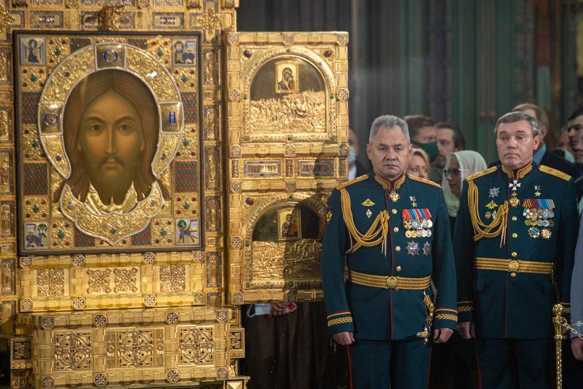 Министр обороны РФ Сергей Шойгу во время освящения главного храма Вооруженных сил РФ 