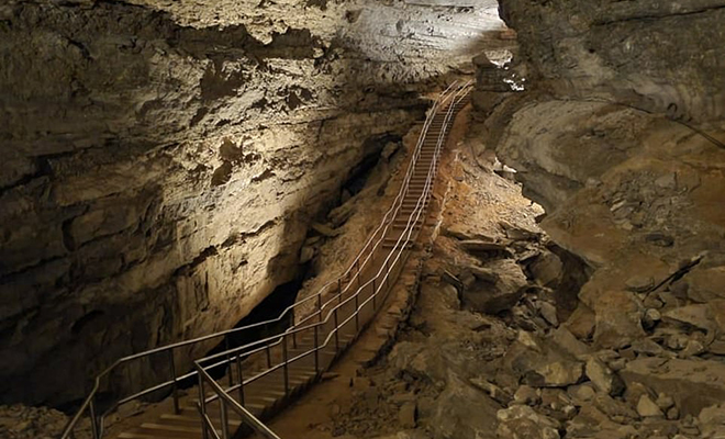 Мамонтова пещера идет под землей на 800 километров. Теперь спелеологи открыли новые ходы и называют ее «бездонной» Мамонтова пещера идет под землей на 800 километров. Теперь спелеологи открыли новые ходы и называют ее «бездонной» Культура