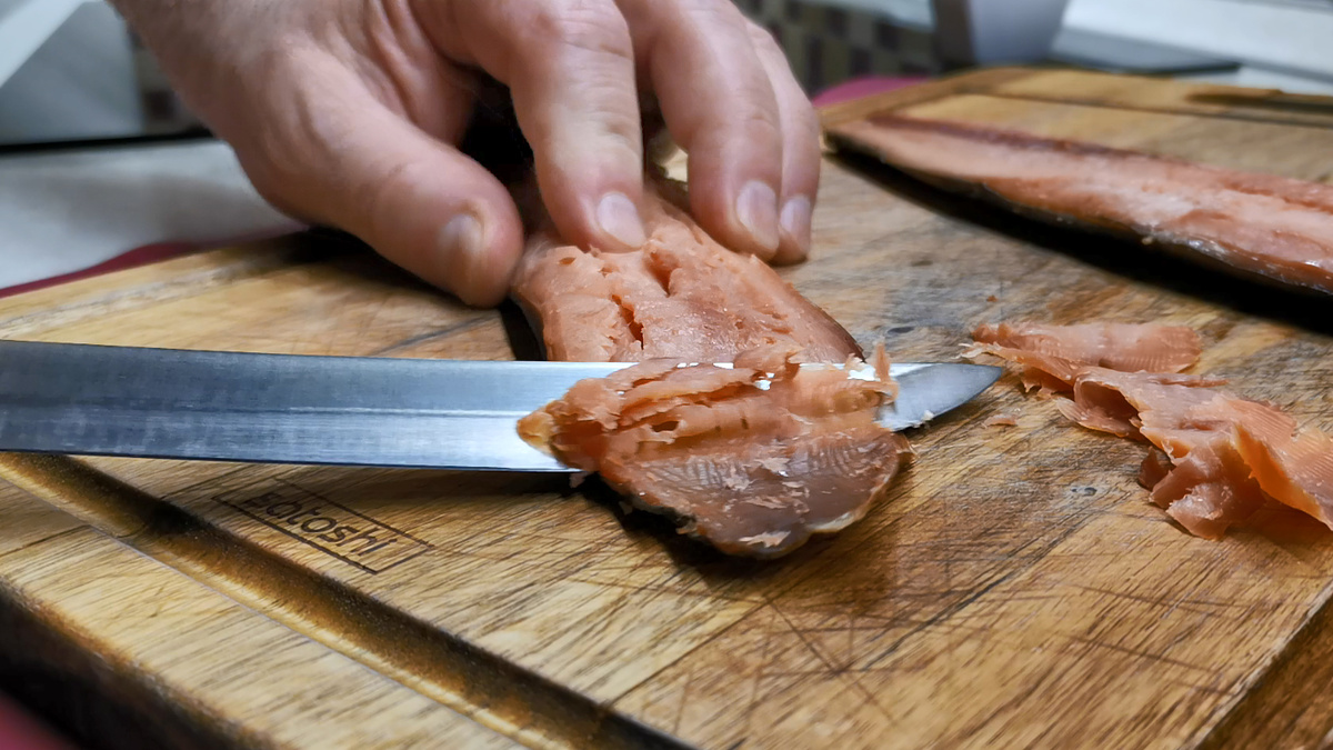 Нашел отличную замену дорогущей сёмге. Такую вкуснятину готовлю из простой горбуши, пальчики оближешь. Салатик улетает только так салат, можно, только, будет, нужно, слишком, салата, очень, обычно, купить, Поэтому, небольшие, просто, шкурки, много, должен, этого, режем, какой, рецепта