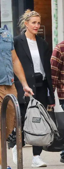 53-лентюю Кэмерон Диас засняли на прогулке с мужем в Нью-Йорке детей, актриса, стала, недавно, вернулась, Бенджи, родились, воспитания, материнства, суррогатного, помощью, весной, ребёнка, снова, появился, Кардинал, ребёнок, Второй, Раддикс, несколько