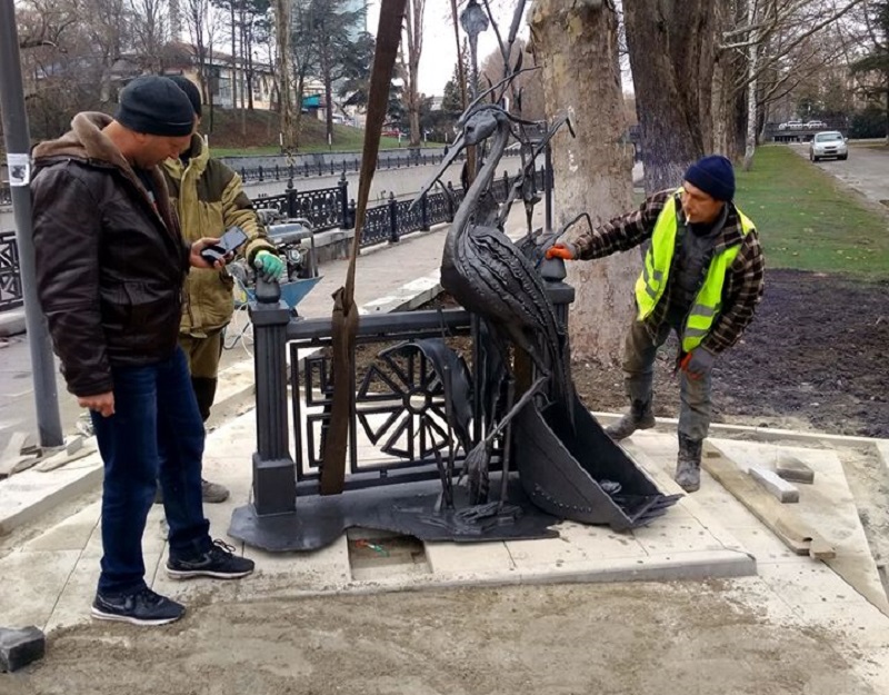 Где в симферополе получают. Памятник цапле в Симферополе. Памятник цапле в Симферополе на набережной. В Симферополе на Главпочтамте установили скульптуру. Памятник цапле клаве в Симферополе фото.