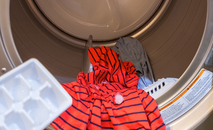 Как быстро «погладить» одежду без утюга и личного участия