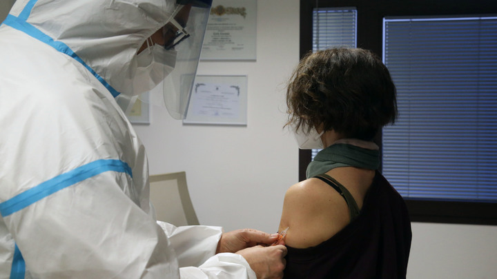 На украинцах испытывают побочки вакцины из Индии: Остальное "за денежку"