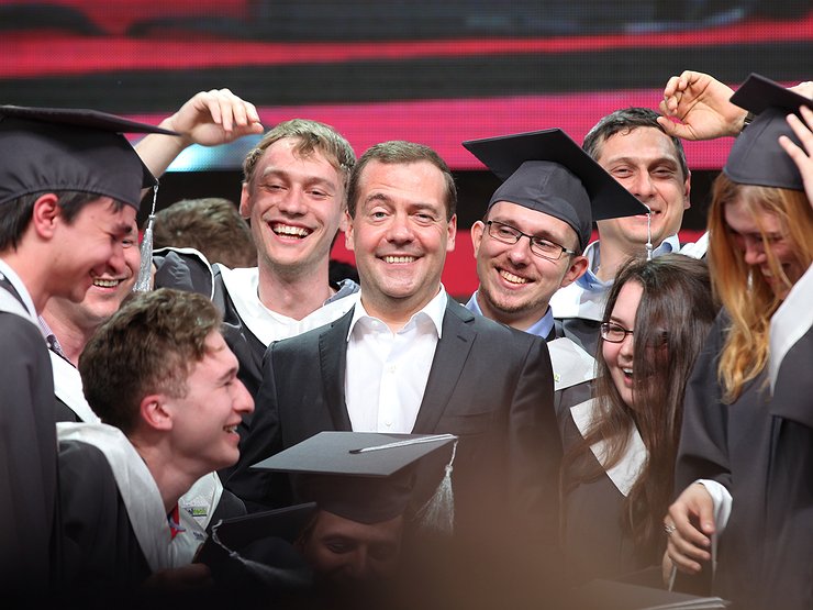 Медведев распорядился ввести штраф за превышение на 10 км/