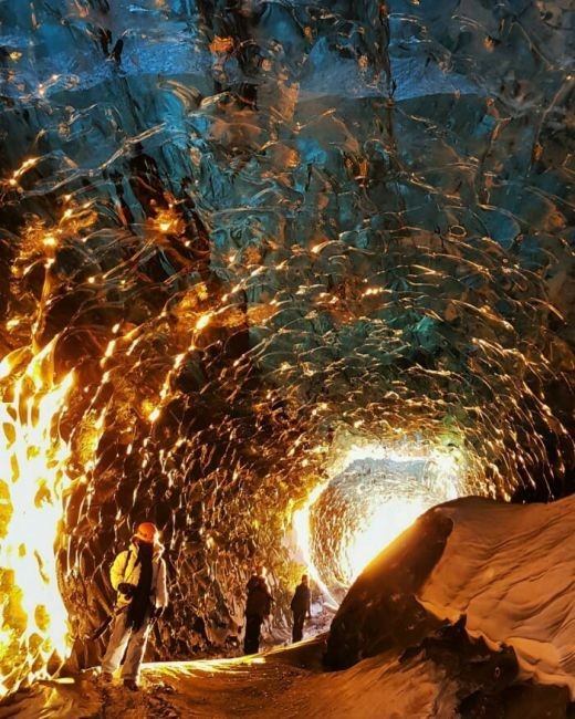 Закат солнца в ледяной пещере