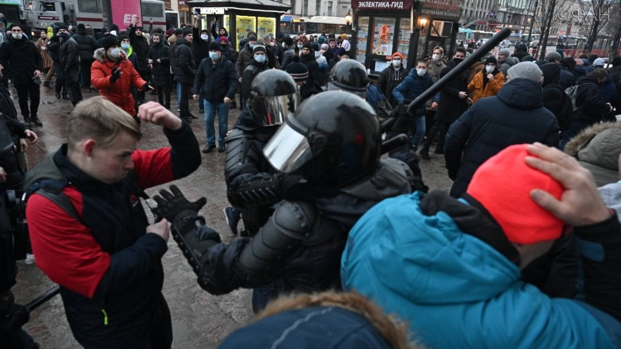 Вмешательства во внутренние дела. Провокации на митингах Навального. Полиция России на митингах 2021.