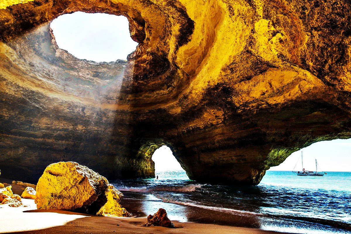 Пляж Бенагил Португалия. Мастерская природы. 10 самых красочных природных чудес света. Фото с сайта NewPix.ru