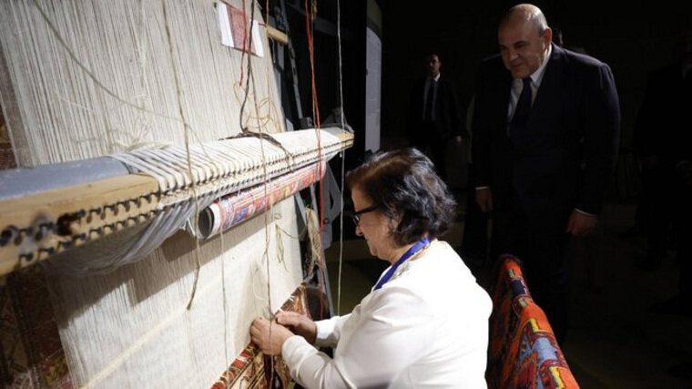    После переговоров Михаил Мишустин своими глазами увидел, как азербайджанские мастерицы ткут ковры