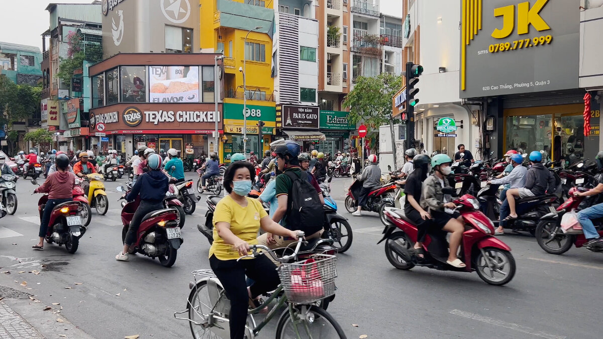 Делимся своим маршрутом и рассказываем, что посмотреть в крупнейшем городе Вьетнама за один день. Город Хошимин – это бывший Сайгон.-2